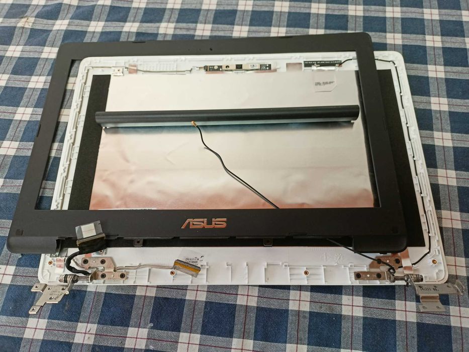 Elemente Asus R413M