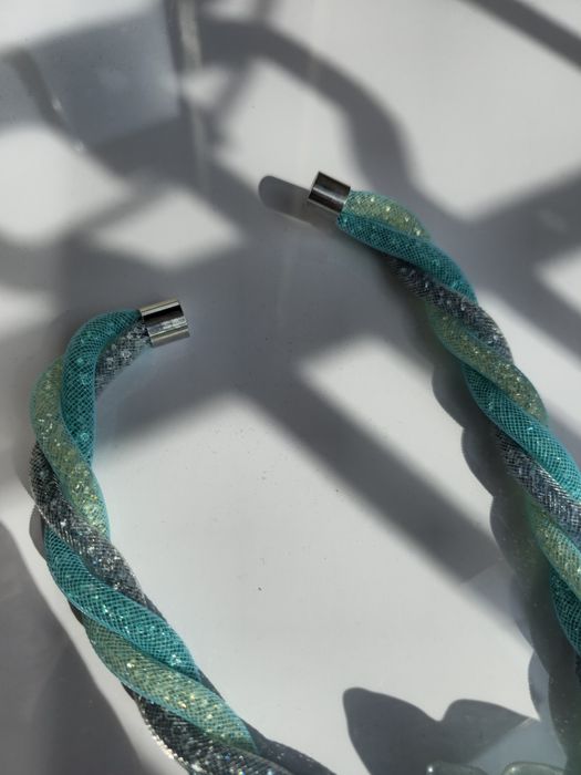 Колие с естествен цвят на орхидея в сини нюанси.