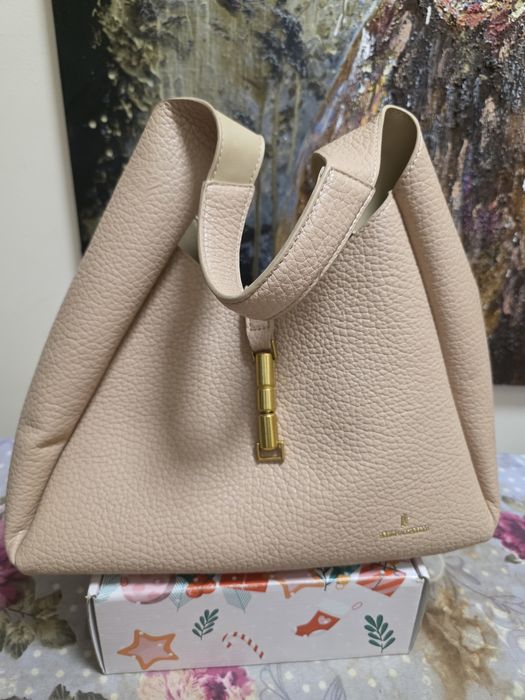 Стилна дамска чанта в нежно бежово – елегантен и модерен модел