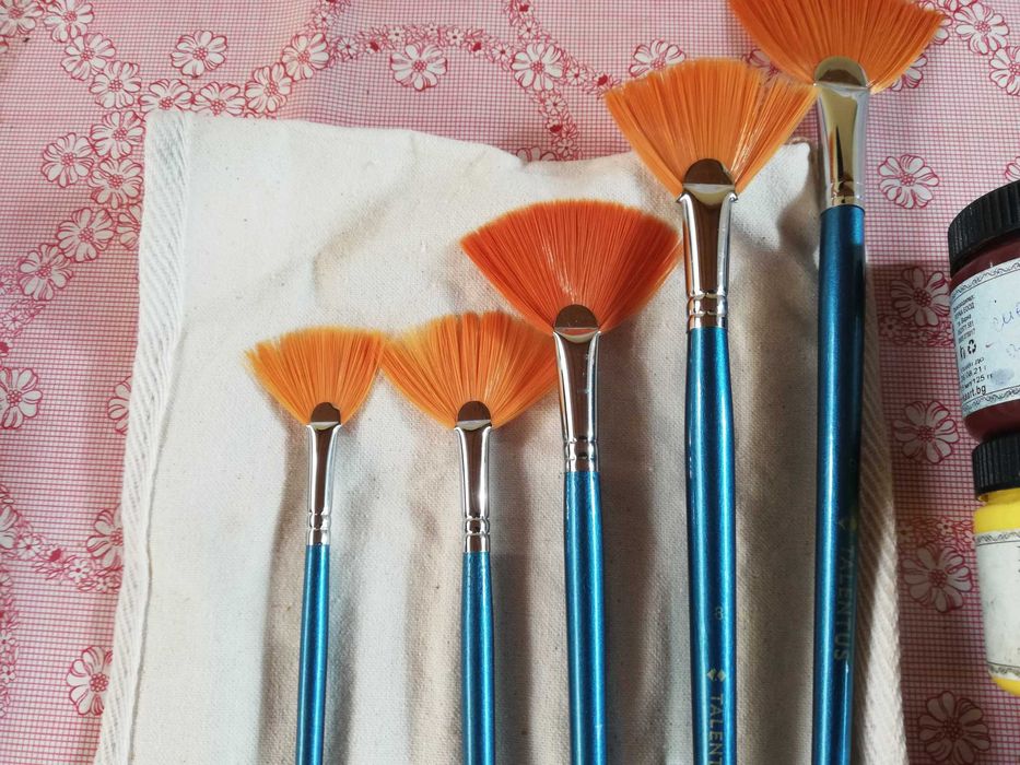 Бой и четки за рисуване