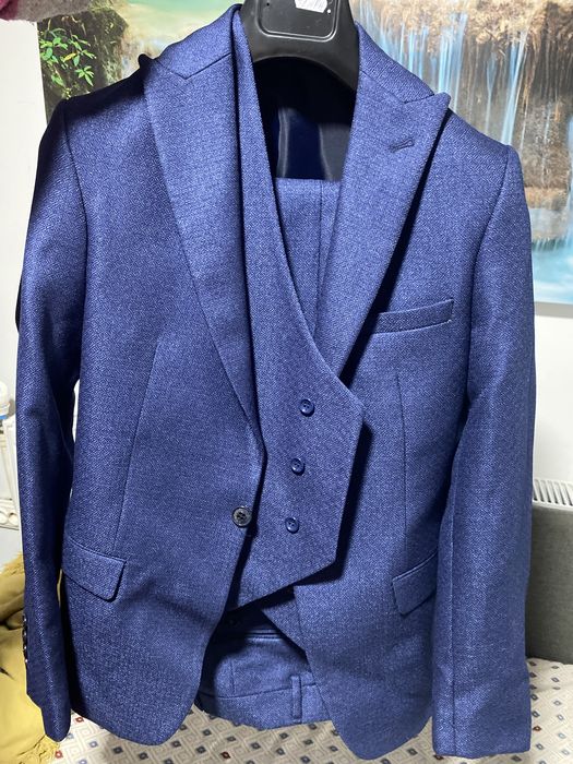 Costum barbatesc elegant 3piese,purtat doar odata