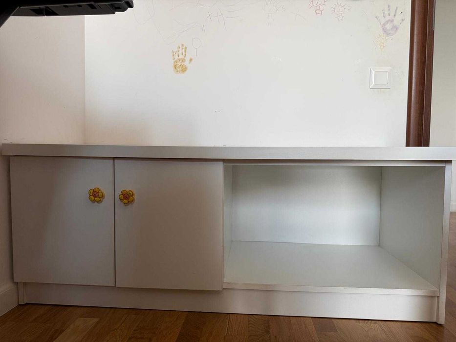 Mobilier camera copii - birou si comoda/banca cu spațiu de depozitare
