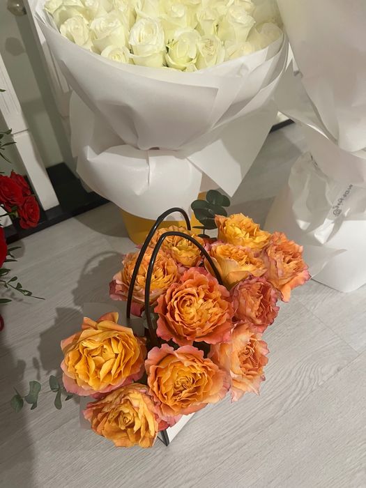 Букеты розы в корзинке  и без