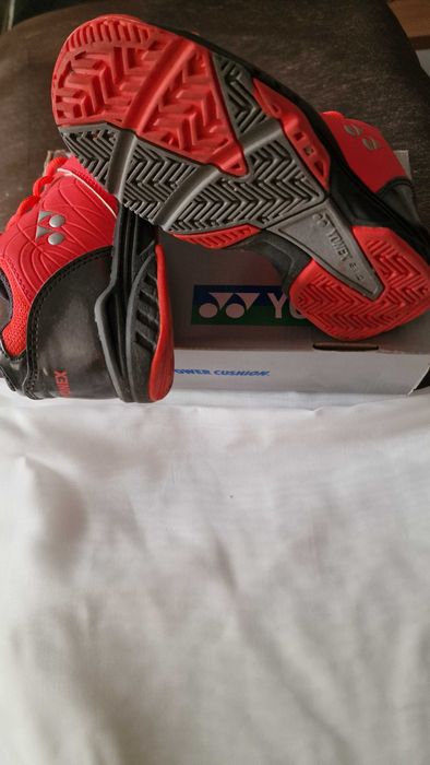 Adidas Yonex marimea 35, stare foarte buna