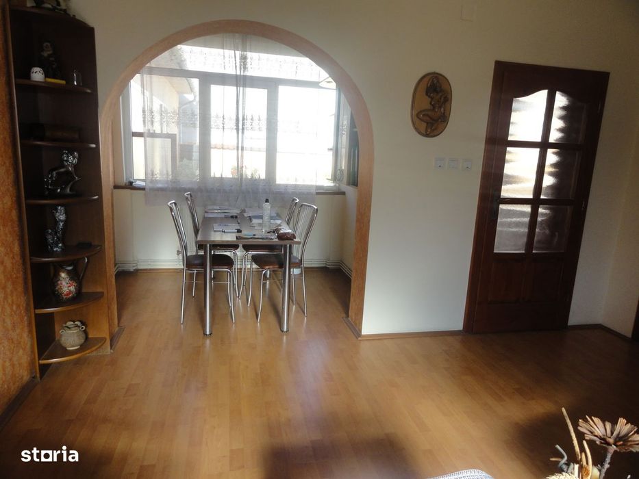 Casa solida din caramida 5 camere, teren 1278 mp Micalaca strada larga