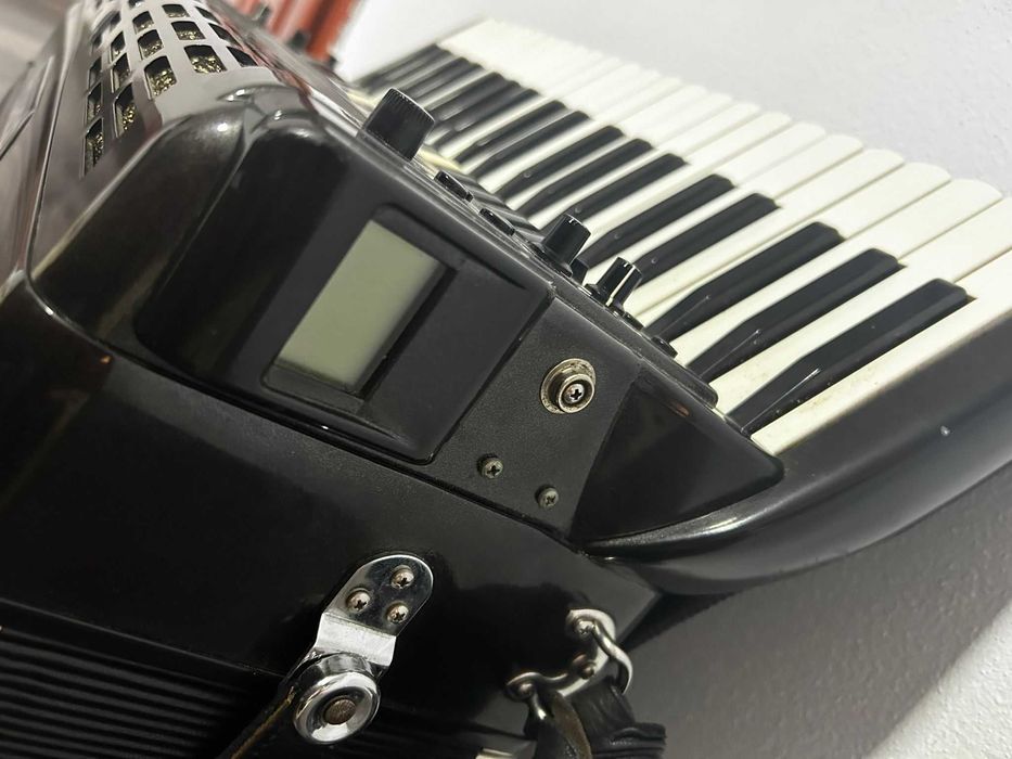 De vanzare acordeon Roland FR2