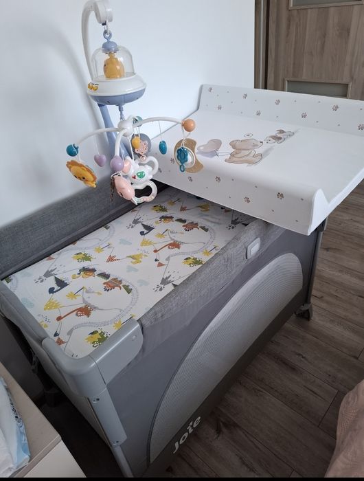 Patut Joie + saltea + carusel+ lenjerii + salteluta de infasat