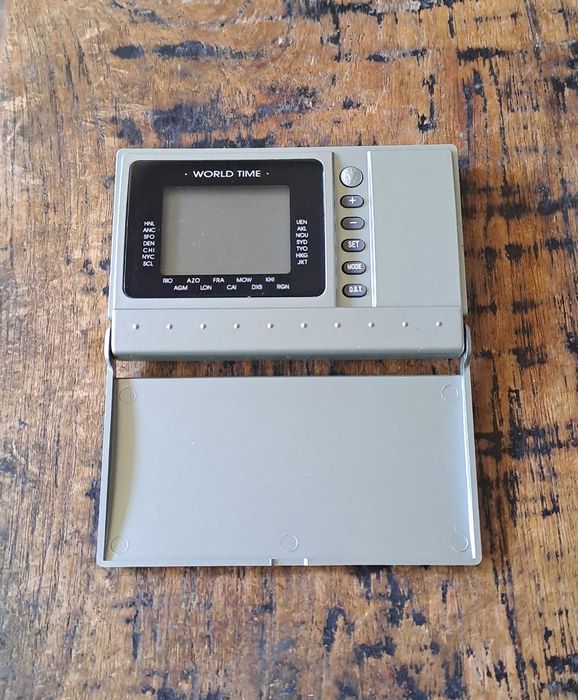 часовник, будилник, календар, показващ времето в цял свят