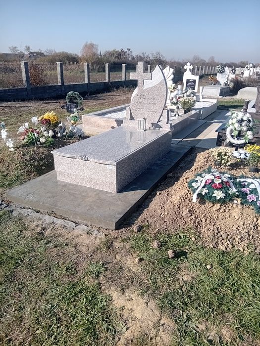 Monumente funerare