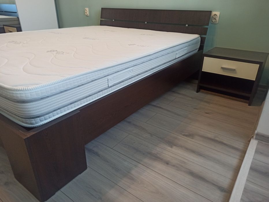 Спалня с подматрачни рамки и запазен двулицев матрак 160/200