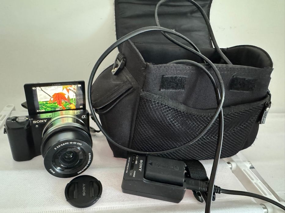 Sony A5000 + Obiecciv si Geanta