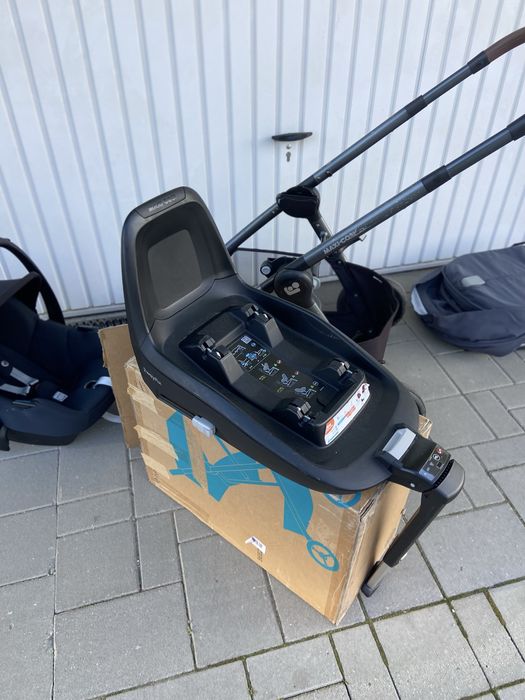 Maxi Cosi  Full set: ADORRA 2 + Tinca  + Isofix Base