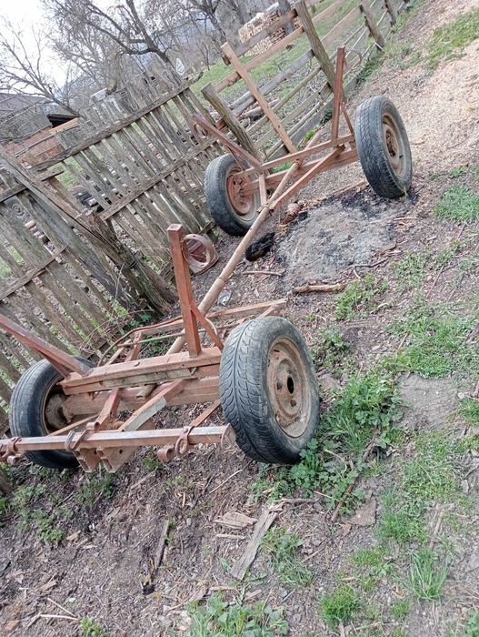 Căruță de vânzare punte de camionetă pe față și ARO 10 pe spate