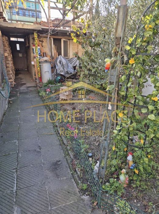 Къща с Двор в района на Погребите