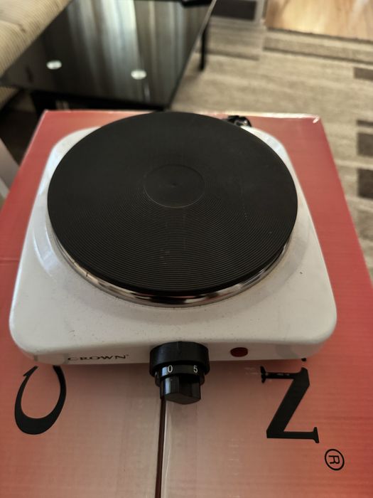 Бяла техника (хладилник, микровълнова и котлон).