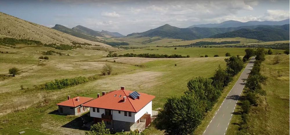 Дава се под наем Къща в с. Чупрене, Област Видин - 450 кв.м за 2397 € - Снимка #2