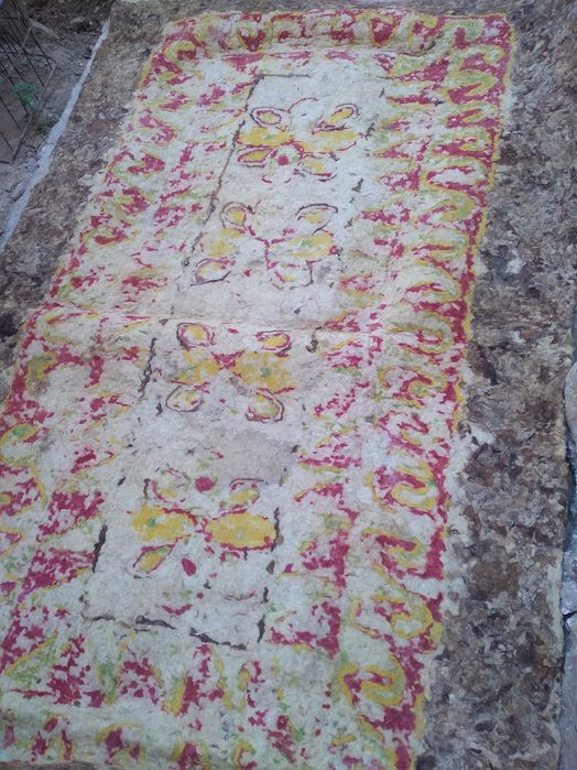 Бурынгы  табий кийиз сатылады. Бириншиси 500000, екиншиси 300000.