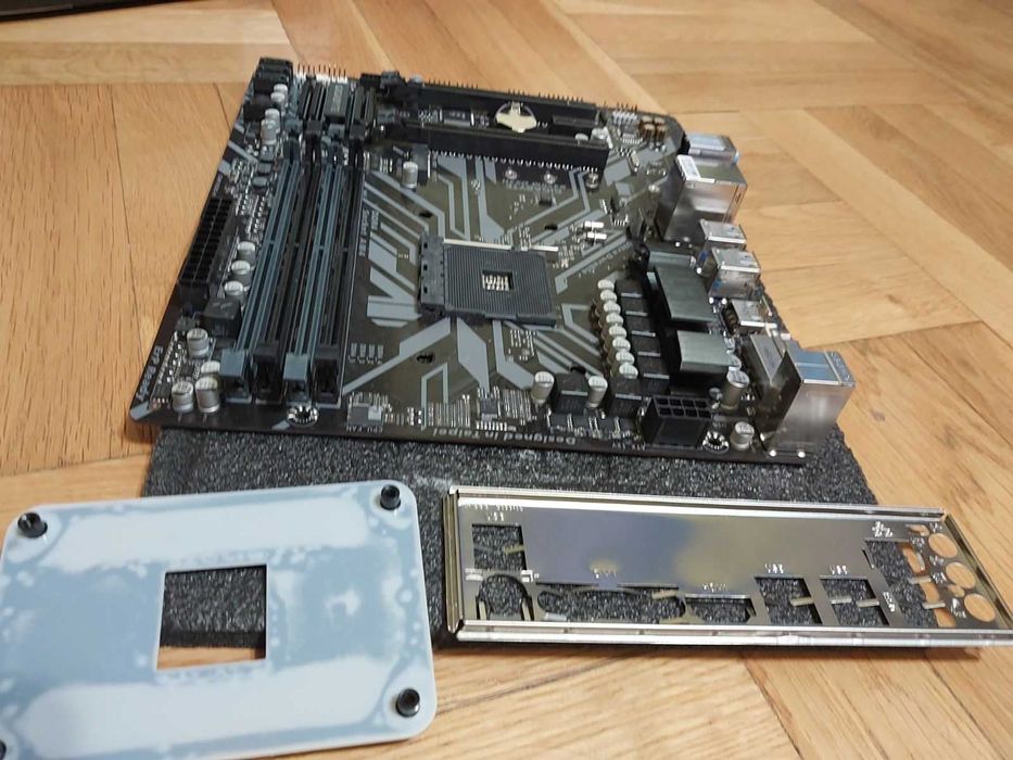 AMD Ryzen 9 3900X + Gigabyte B450M DS3H