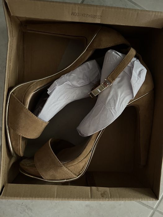 Pantofi cu toc Bershka 39+ plic