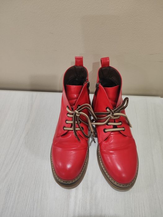 Красные ботинки б/у