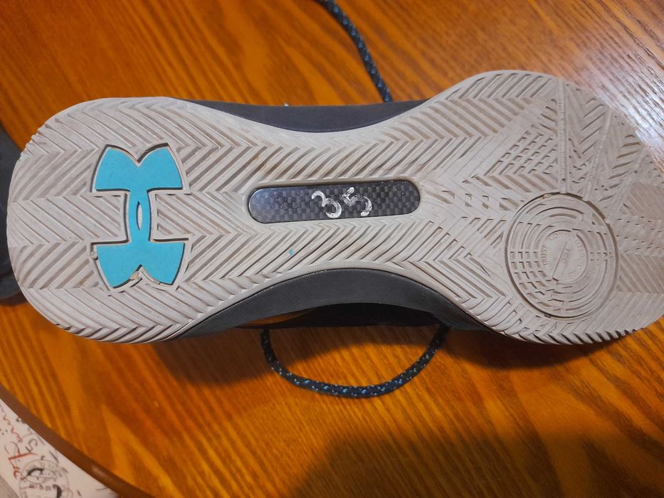 Vand adidasi marca UnderArmour aproape noi