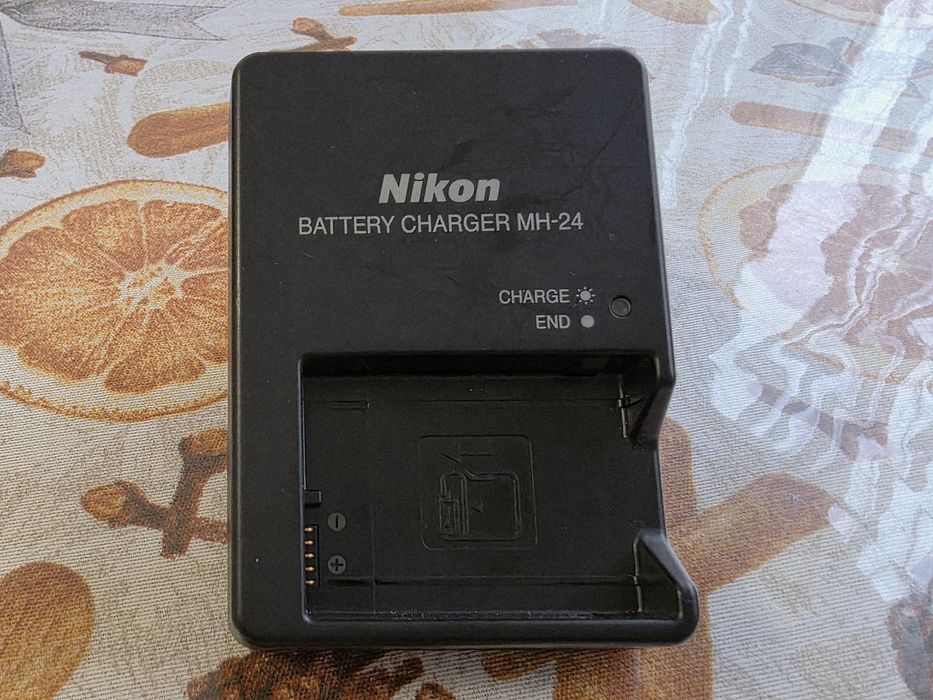 Vând nikon D3400  cu obiectiv de kit 18-55 mm