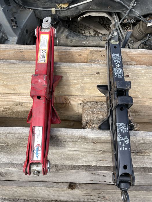 Toyota Avensis Патерица Резервна Гума и крик