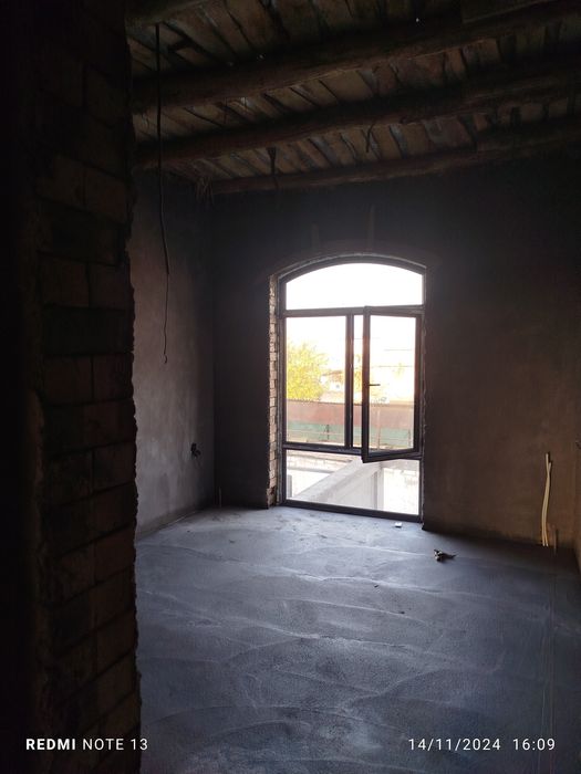 Uy sotiladi 8 Xona + padval  250kv