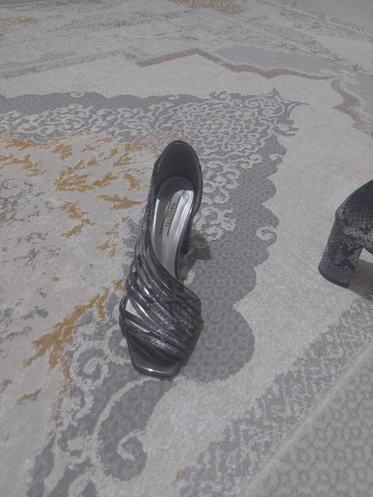 Продам б/у платья, босоножки