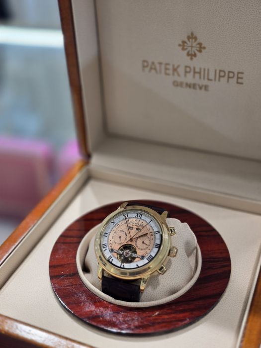 Строгие и стильные Патек Филип.
Золото 585 пробы.