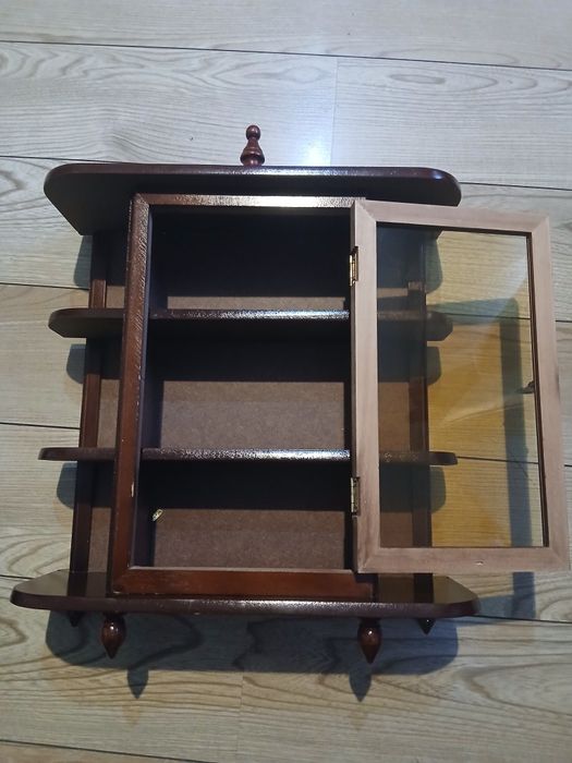 Dulap -vitrina,in miniatură.