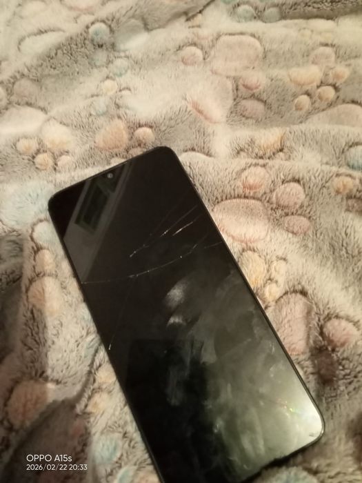 Редми 13С в экране есть трещины