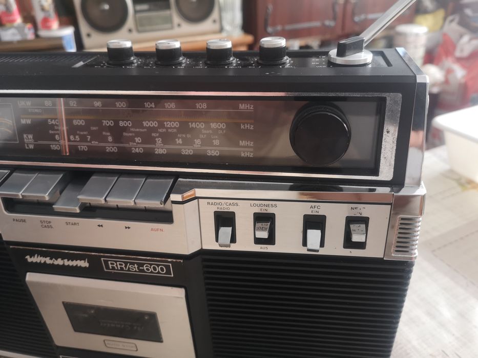 Продавам немски радиокасетофон