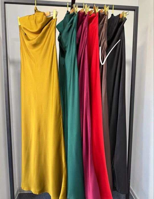 Коричневое платье в пол с открытой спинкой