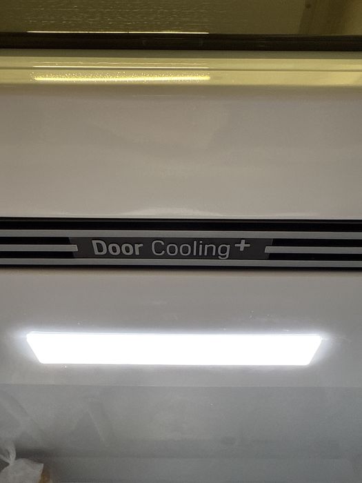 Продам Холодильник LG ThinQ.
