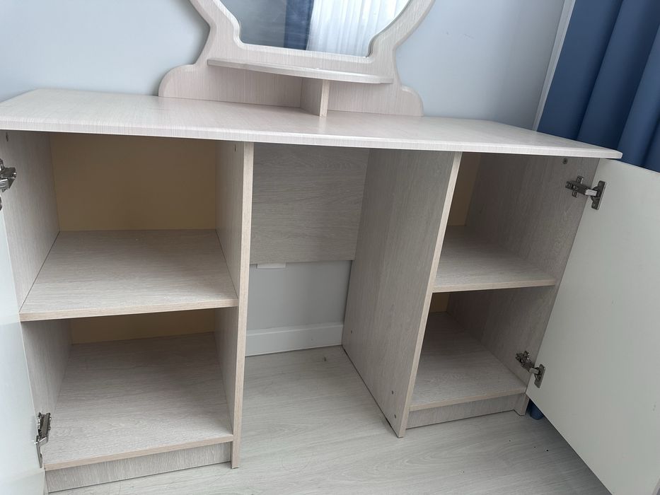 Туалетный стол бежевый