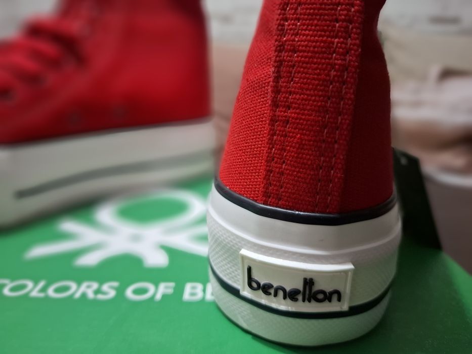 Червени кецове на Benetton
