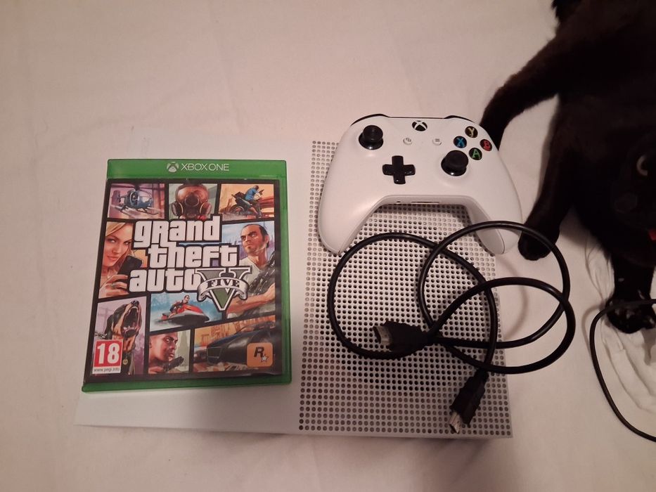 Xbox One S cu GTA 5 si o maneta
