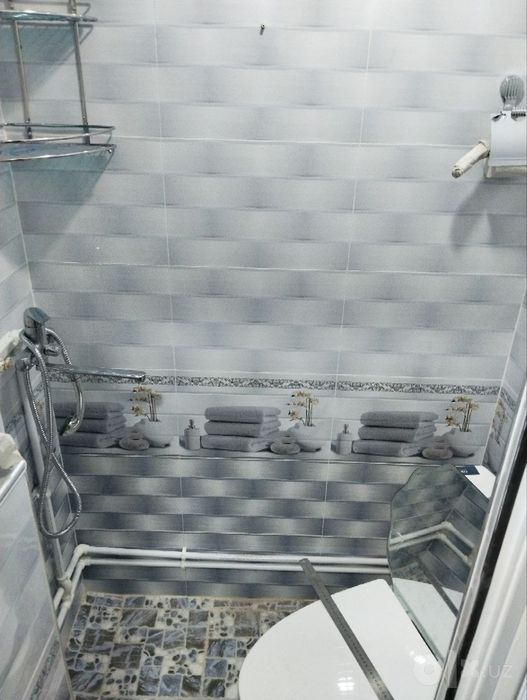 Арендага 1 хоналик 1 этаж Азиз бозор олдида жойлашган.Агентство