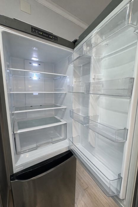 Продам Холодильник LG