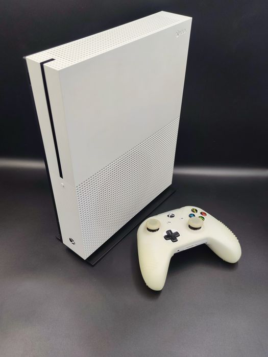 Xbox one S (3 jocuri fizice la alegere ) !