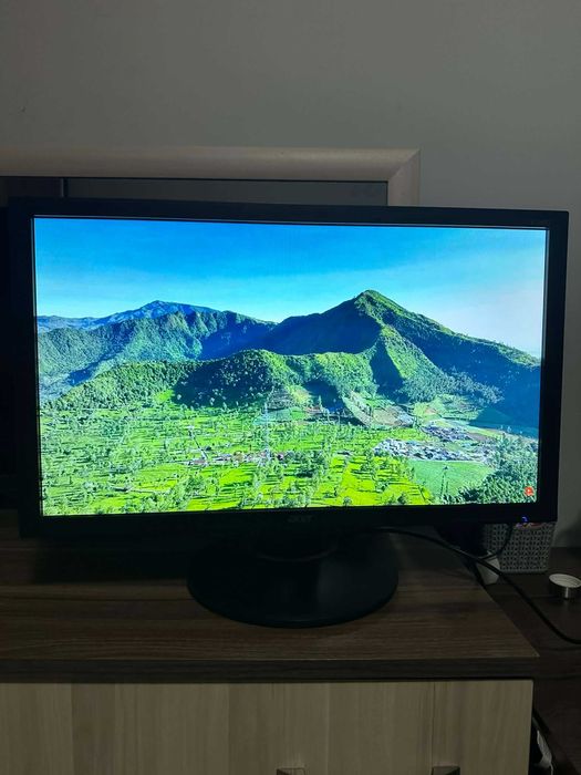 24 инчов монитор XF240Q