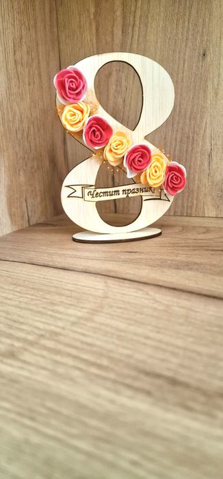 Дървени осмици с цветна декорация