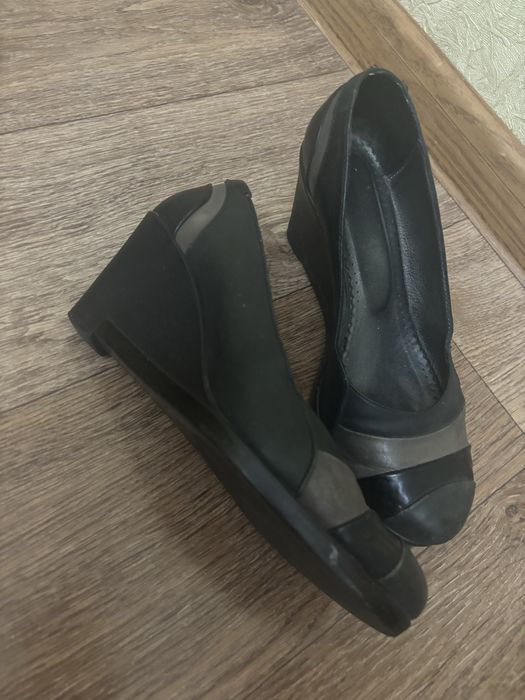 Кожыные туфли на танкетке