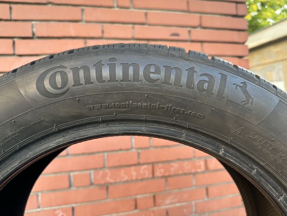 Продавам 4бр. (2бр. + 2бр. ) Зимни гуми 215/55/17 Continental / Континентал