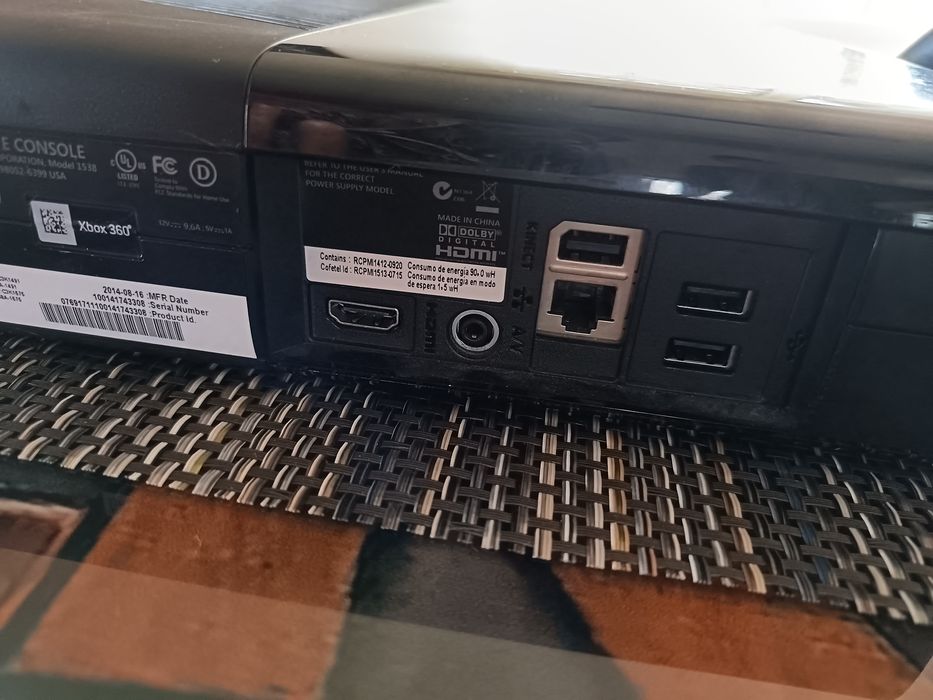 Vând Xbox 360 cu doua manete fara cabluri