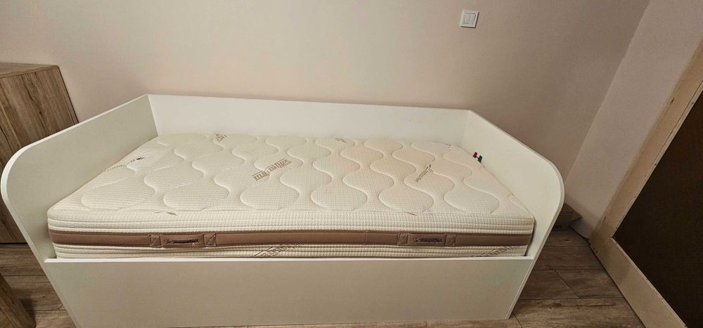 Продавам легло с матрак и рамка