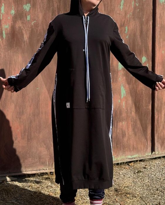 Платье с капюшоном, стильное,  модное