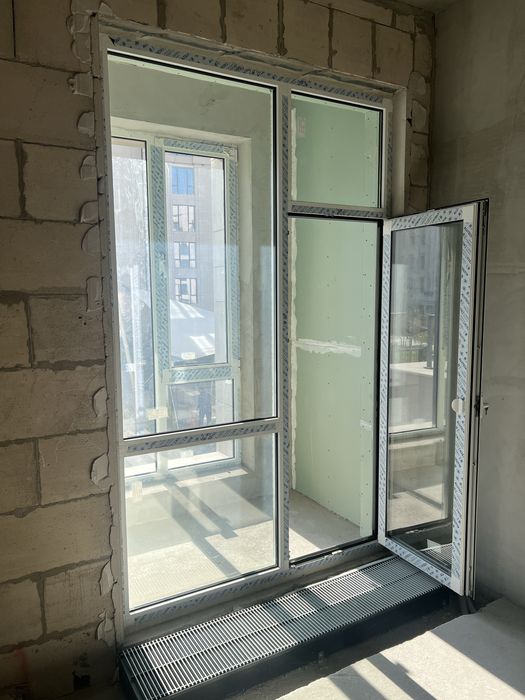 Оконная перегородка с дверью