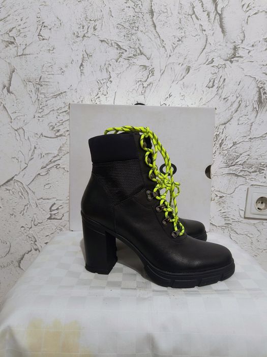 Продавам НОВИ ALDO Боти от Естествена Кожа с Неонови Връзки